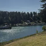 Beachfront With Private Swimming Dock Апартаменты Аскер